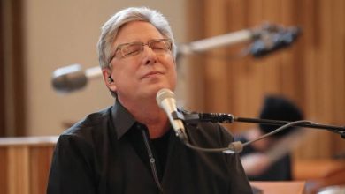 Don Moen – I Am The God That Healeth Thee (Acoustic Music Video)